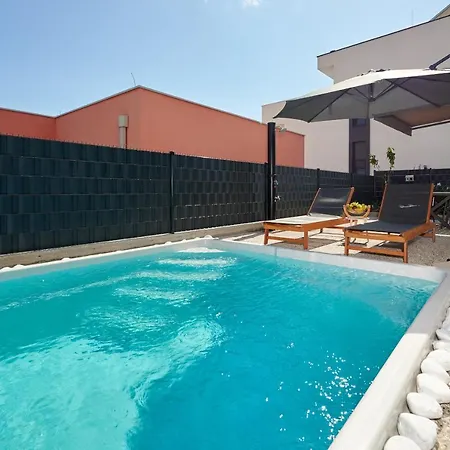 Zen - Private Pool Apartment